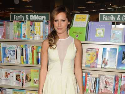 Ashley Tisdale Signing In Barnes And Nobles